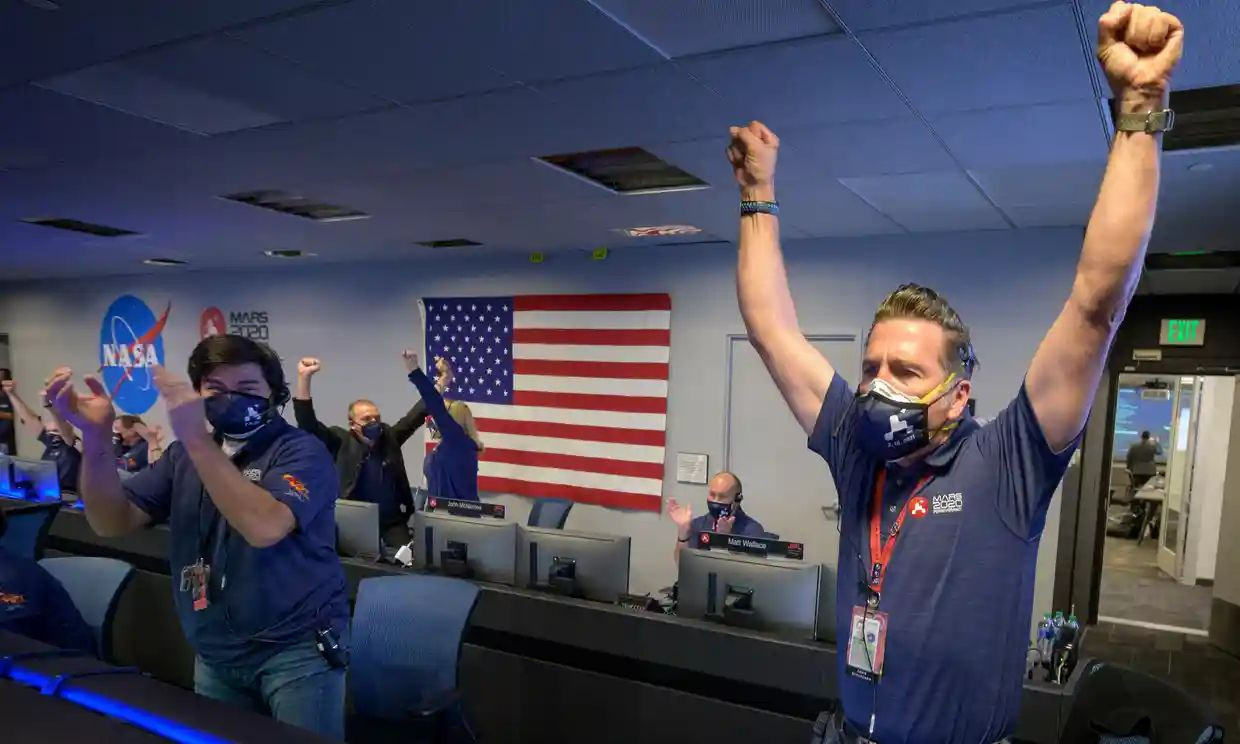 NASA-гийн робот станц Ангараг гарагт амжилттай газардаж, анхны гэрэл зургаа ирүүлжээ