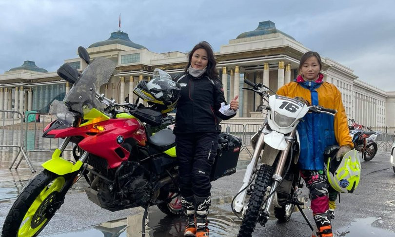 “Мотоциклоо унаад дэлхийгээр аялах мөрөөдөлтэй ээж, охин хоёр”