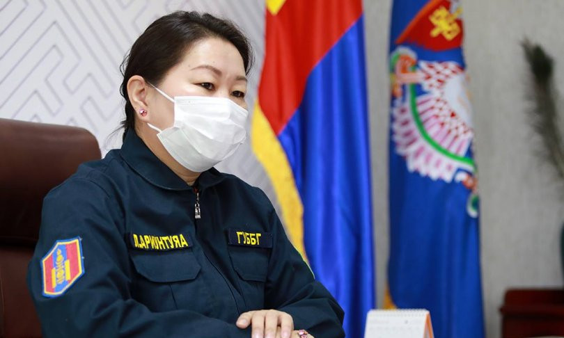 "Хамт олноороо ус соруулж, үерийн усанд эвдэгдсэн далан сувгийг засварлаж байна"