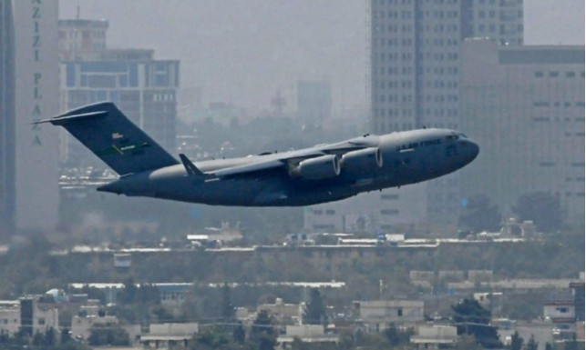 АНУ-ын сүүлчийн онгоц Кабулаас хөөрөхөд талибууд ёслолын буудлага хийжээ