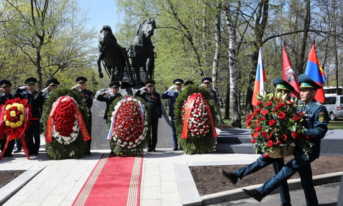 Ялалтад тэмүүлсэн морьдыг хүндэтгэлийн дэнжид залсан түүх