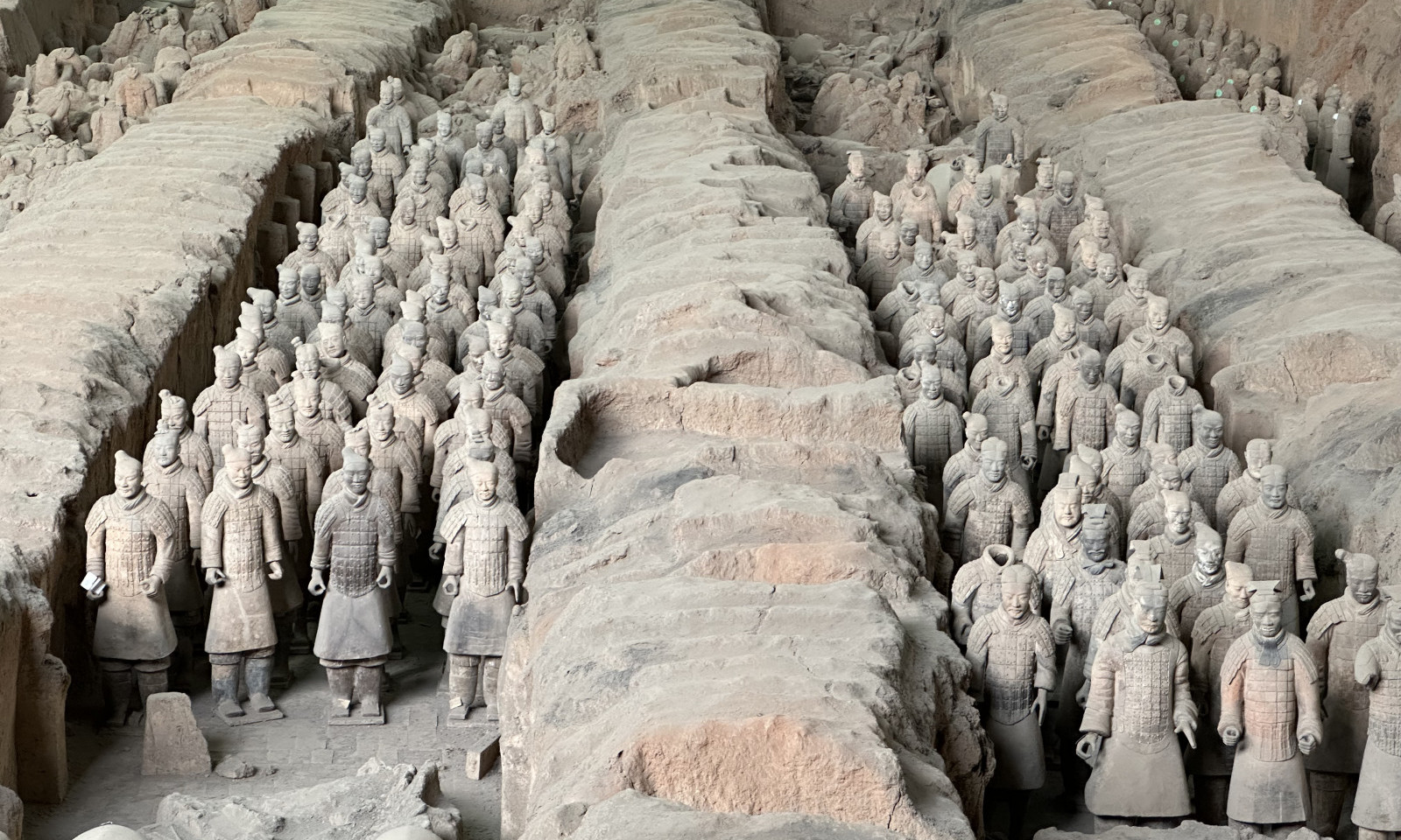 БНХАУ-ын Чинь Шинхуа хааны бунханы хөшөөт цогцолбор 270 улсын сая сая жуулчинг авч байна