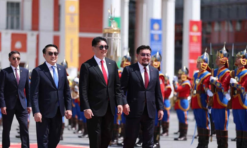 Г.Зандашатар, Д.Амарбаясгалан нарын зодооноос хожих У.Хүрэлсүх 