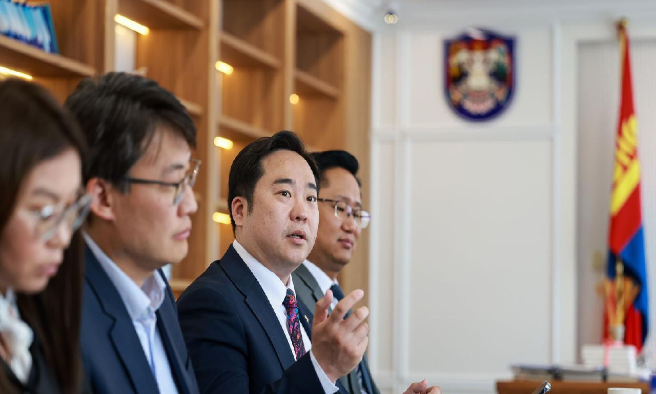 Гэр хорооллыг нүүрснээс нарны эрчим хүч рүү шилжүүлэх төслийн талаар санал солилцов