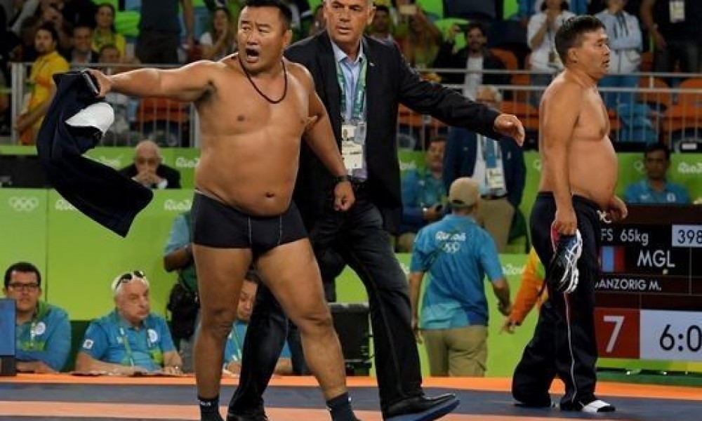 Монгол дасгалжуулагчдыг дэвжээнээс хөөж байсан Турк шүүгч өнөөдөр тэднийг тэвэрч байна